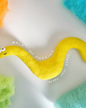 针刺毡制黄色羊毛蛇