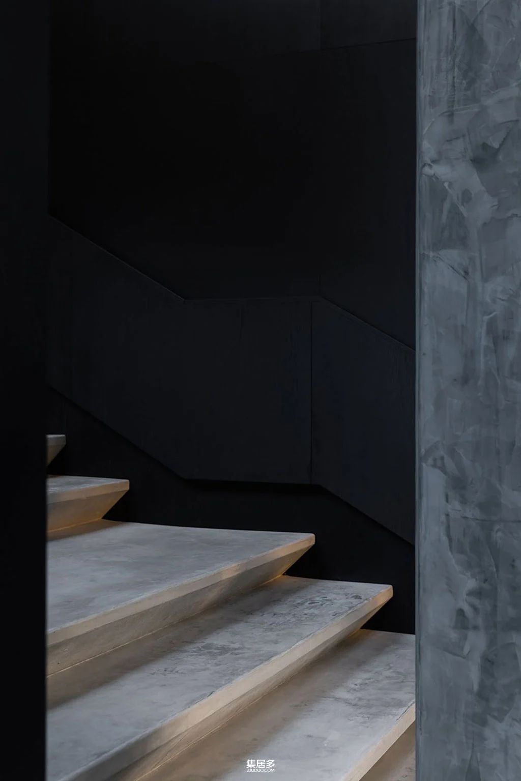 拥有独特屋顶和壮观黑色厨房的悉尼豪宅-12