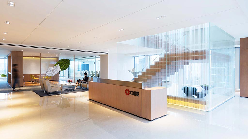 玻璃幕墙中的活力办公空间-6
