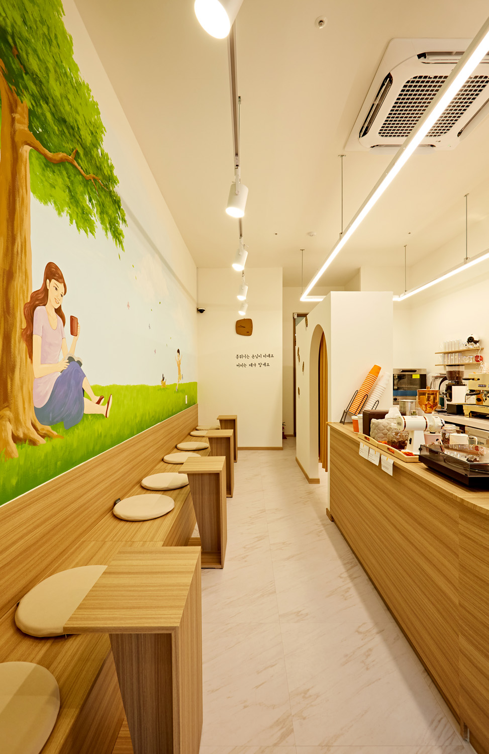 白色与木质的极简设计，10 分满分的咖啡厅-11