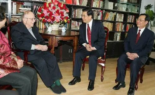 你知道是谁帮助新华社发出了第一条英文电讯？-66