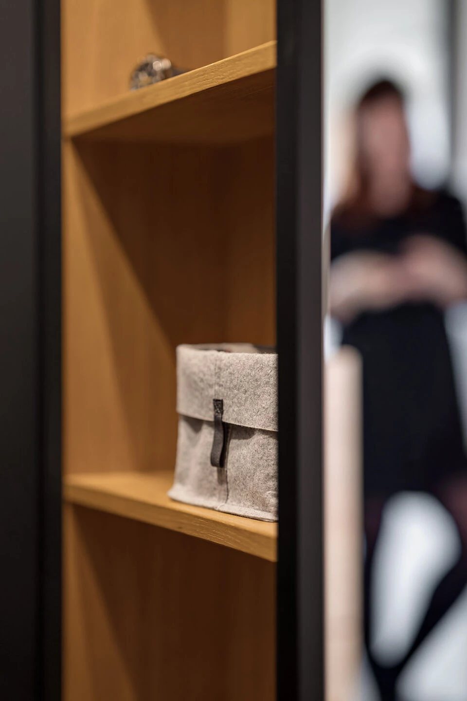 黑金工业风,捷克公寓中的宁静空间-22