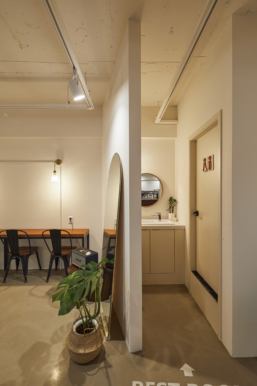 25 坪简约咖啡厅，诠释白色与原木的温馨魅力-12