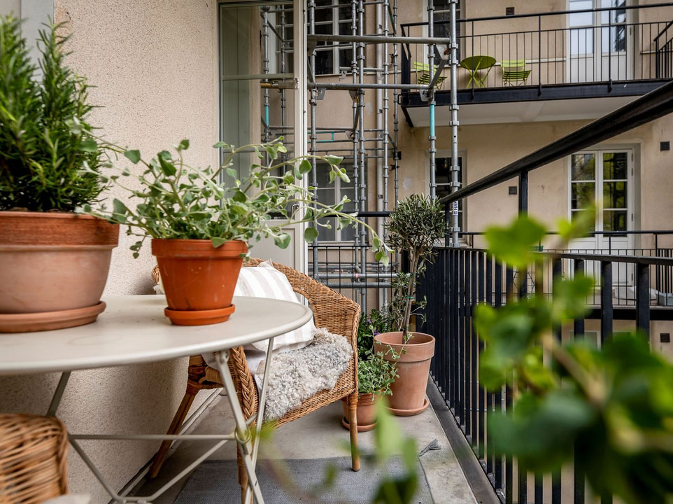 瑞典哥德堡公寓的花卉墙纸餐厅设计-15