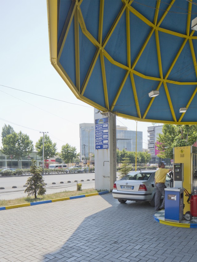 欧佩特罗尔（可结合具体上下文看是否为某个特定企业或机构名，若有其他背景信息可能该结果并非唯一准确，但仅从词汇本身是通用音译）  

注：以上翻译参考了一般音译规则，若‘Europetrol’在特定语境中有固定的中文译法，请提供更多背景信息  丨阿尔巴尼亚地拉那丨51N4E-34