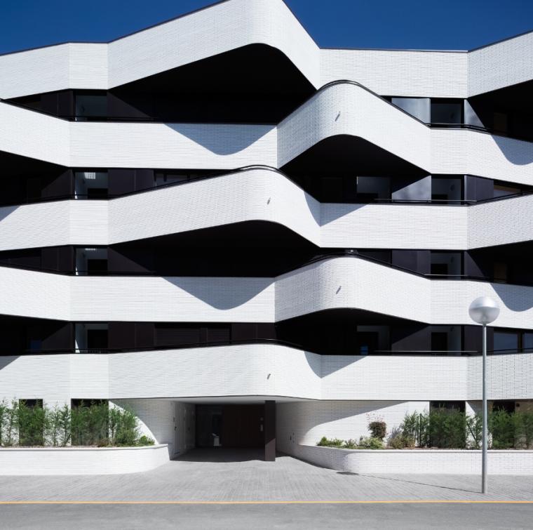 西班牙 58 VPO Torresolo 公寓楼——白色砖块与暗黑色铝材的现代居住建筑-22