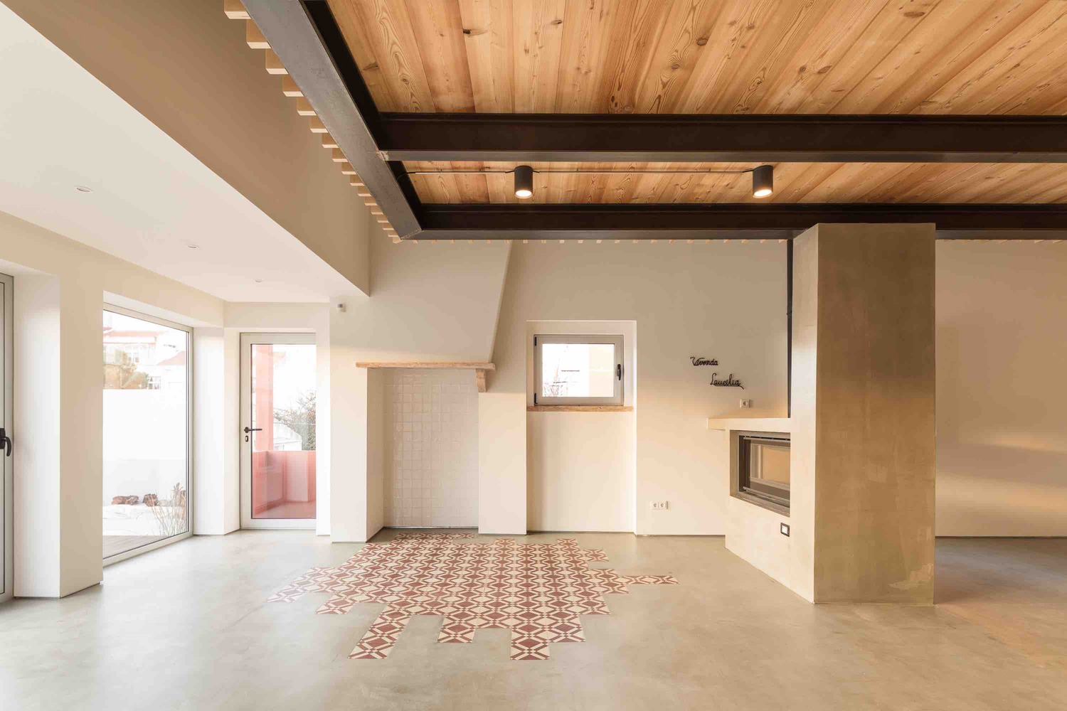 葡萄牙特拉法里亚度假屋 | 木质分隔打造舒适私密空间-40