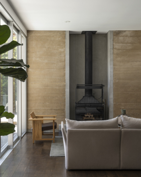 土屋；土房；地屋

注：Earth House常见有表示用泥土等建造的房屋这类意思，土屋土房较为契合生活中常见说法；地屋在一些特定语境下表达建在地面下或与土地紧密结合的房屋也合理，由于不清楚具体语境，难以给出绝对唯一准确翻译，如果有更详细语境信息，烦请提供 丨新西兰奥克兰丨Adele McNab Architects