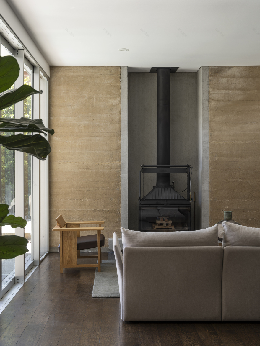 土屋;土房;地屋
注:Earth House常见有表示用泥土等建造的房屋这类意思,土屋土房较为契合生活中常见说法;地屋在一些特定语境下表达建在地面下或与土地紧密结合的房屋也合理,由于不清楚具体语境,难以给出绝对唯一准确翻译,如果有更详细语境信息,烦请提供 丨新西兰奥克兰丨Adele McNab Architects-19