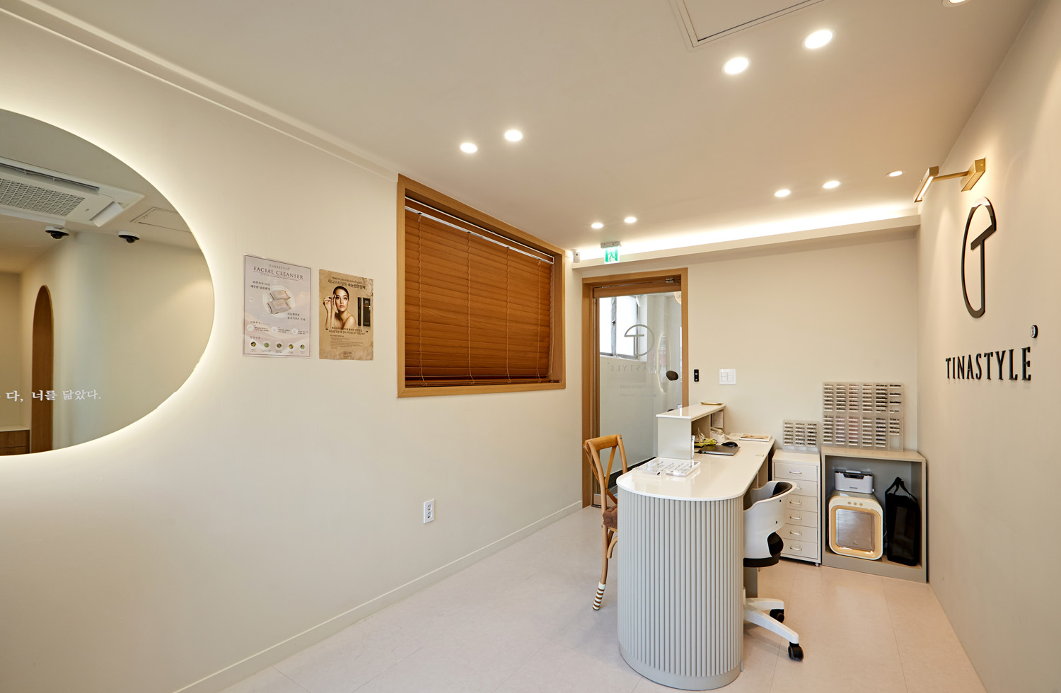 白色与木质的简约时尚，15 平米小空间的视觉扩大设计-5