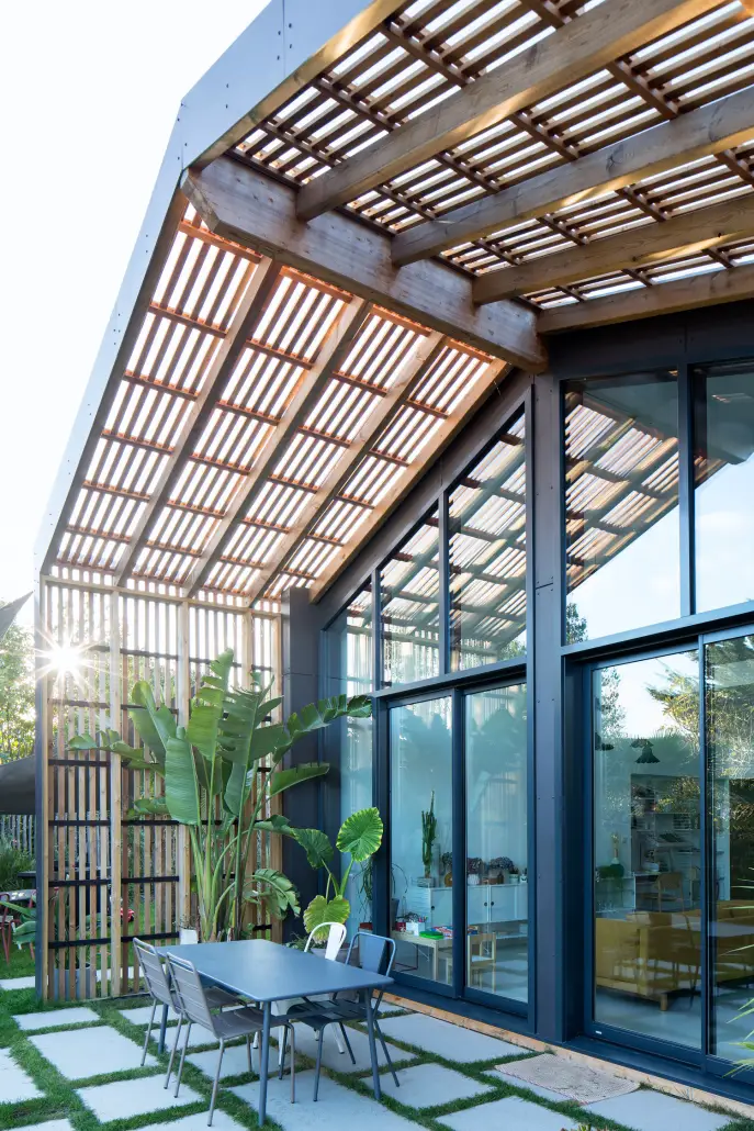 夜晚如童话般的玻璃山建筑-6