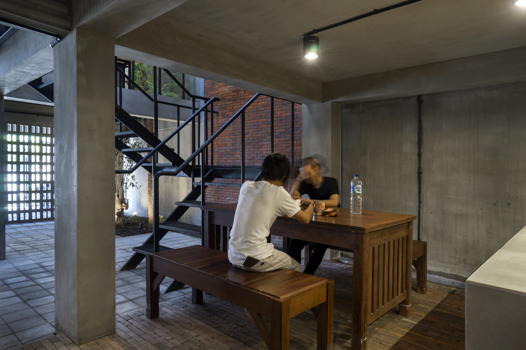 Permeable Junction Boarding House / Andyrahman Architect-28