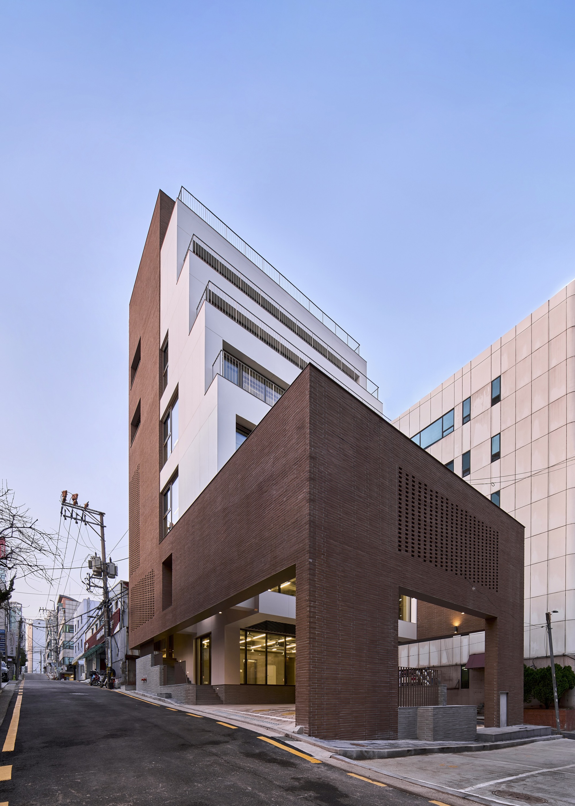 Seocho Staircase Neighborhood Living Facilities / mlnp architects-27