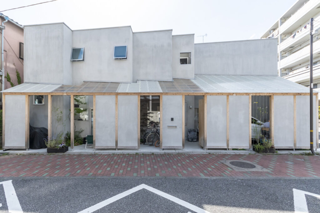 気軽に外と行き来できる鍵形の家　外へと開いた明るい空間で暮らす | Architecture | 100%LiFE-10