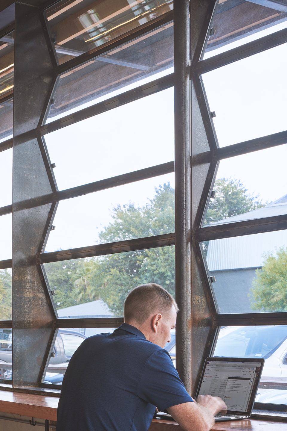 折皱立面,展现天空之美——Meteor 咖啡++ 自行车店-25