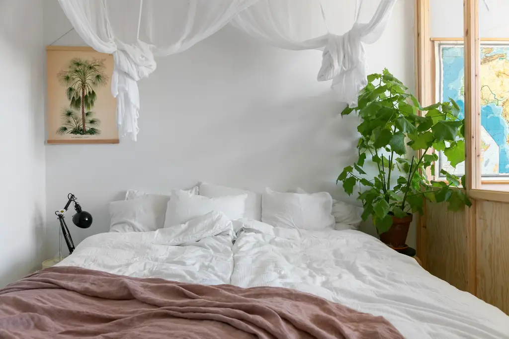 瑞典小公寓打造婴儿房，木质隔墙营造宁静空间-11