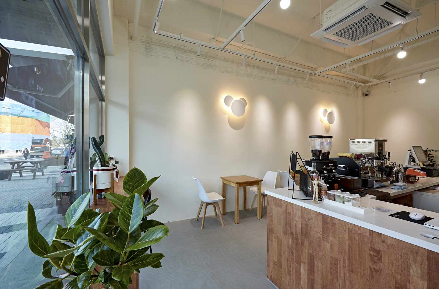 简单时尚的 10 平米咖啡厅设计-4