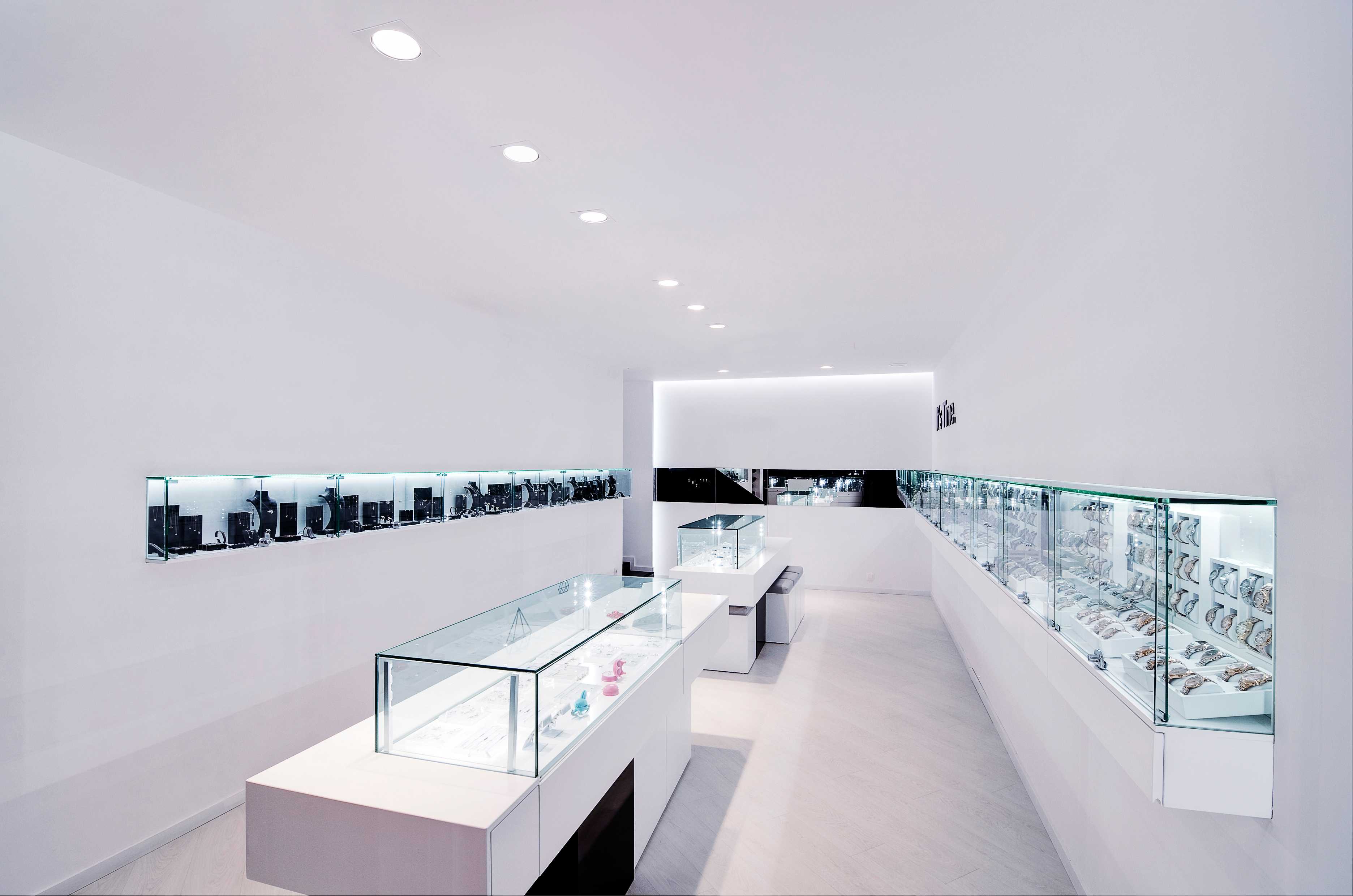 施华洛世奇珠宝店三维黑色 L 形结构设计-0