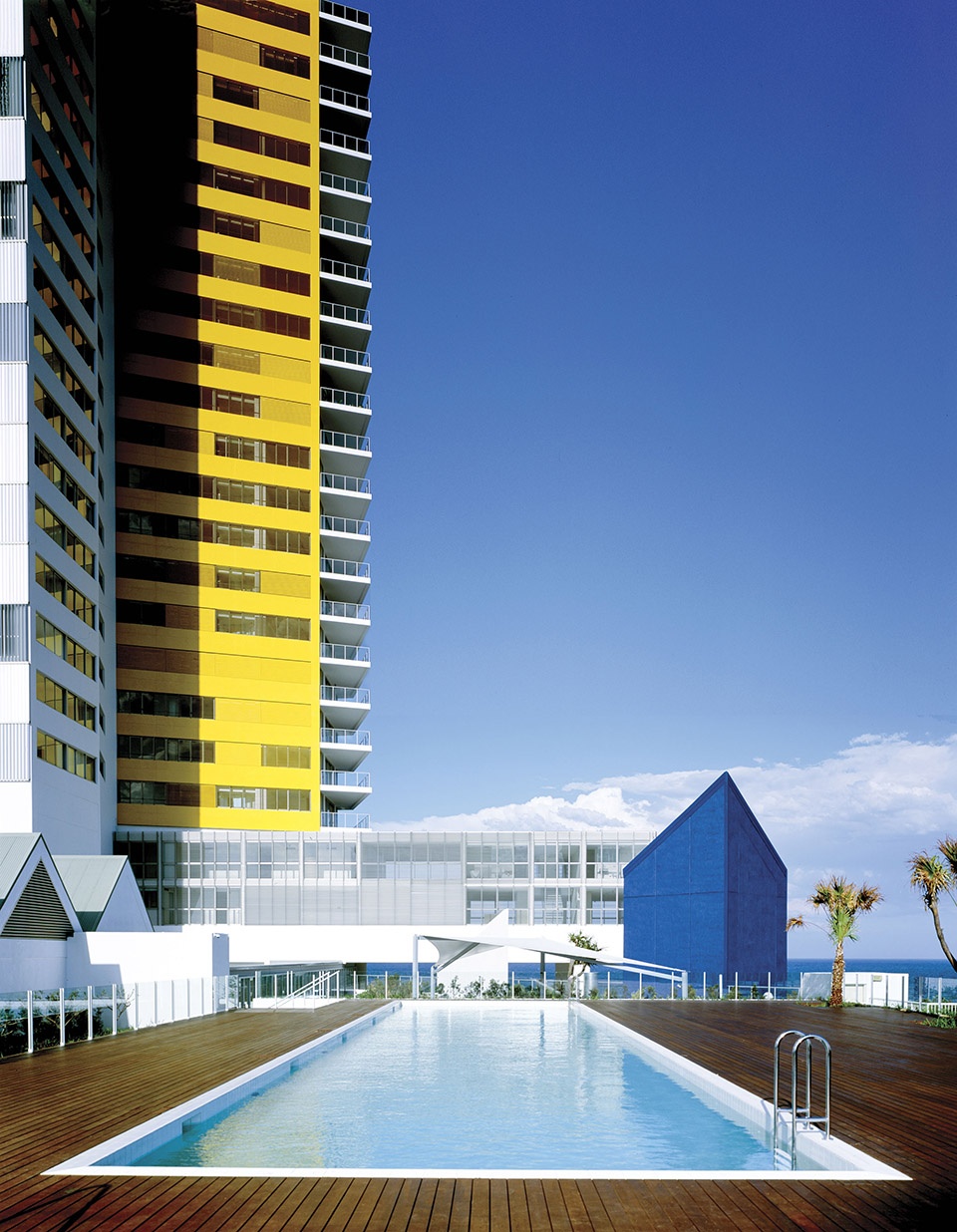 澳大利亚宽滩大楼 · 双塔悬臂式结构与自然共生-5