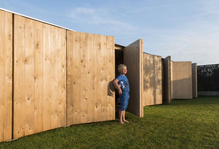 比利时小地块上的现代木构住宅-7