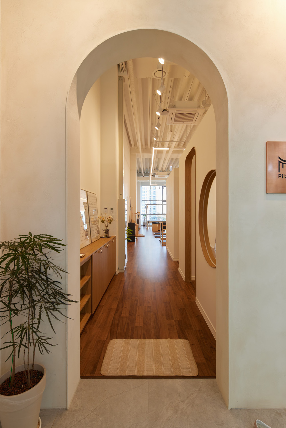 白色与木质，打造温馨的 27 平米公寓-13