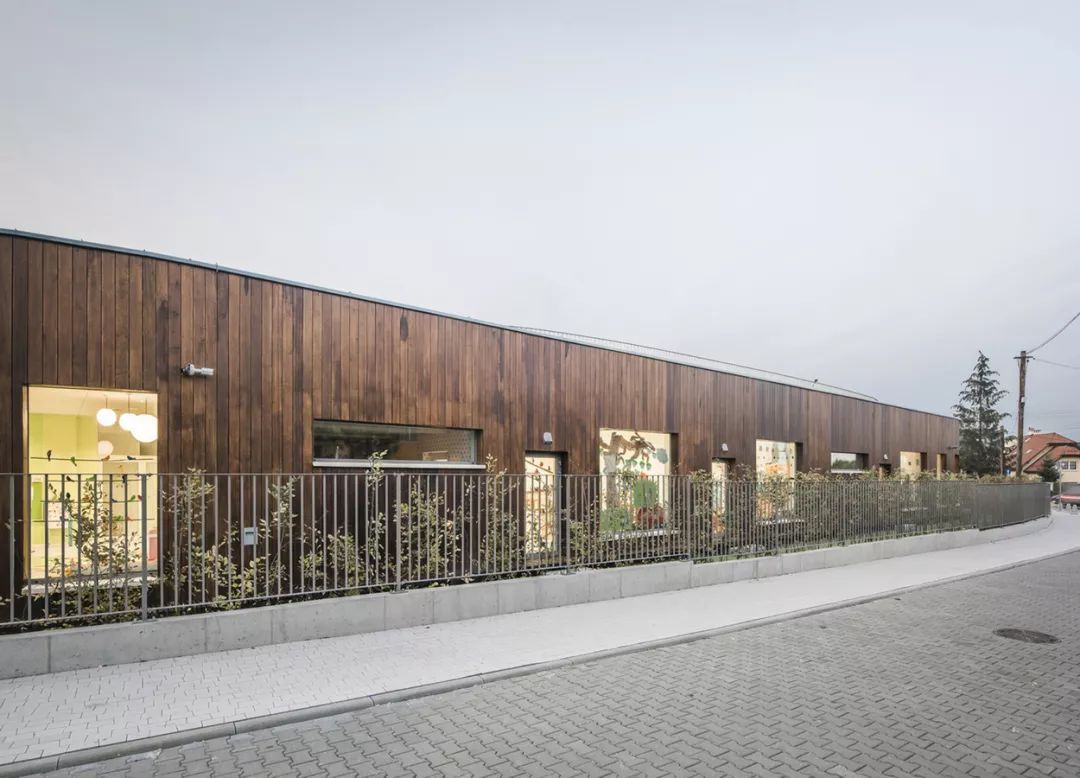 波兰幼儿园 | 犹如漂浮的小岛，鼓励孩子欢快奔跑-25