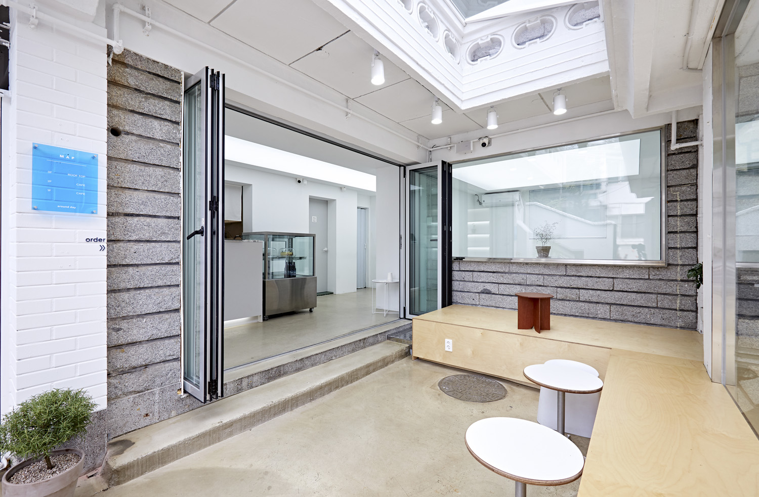 40 平米白色简约风咖啡厅 设计展现极简美学魅力-13