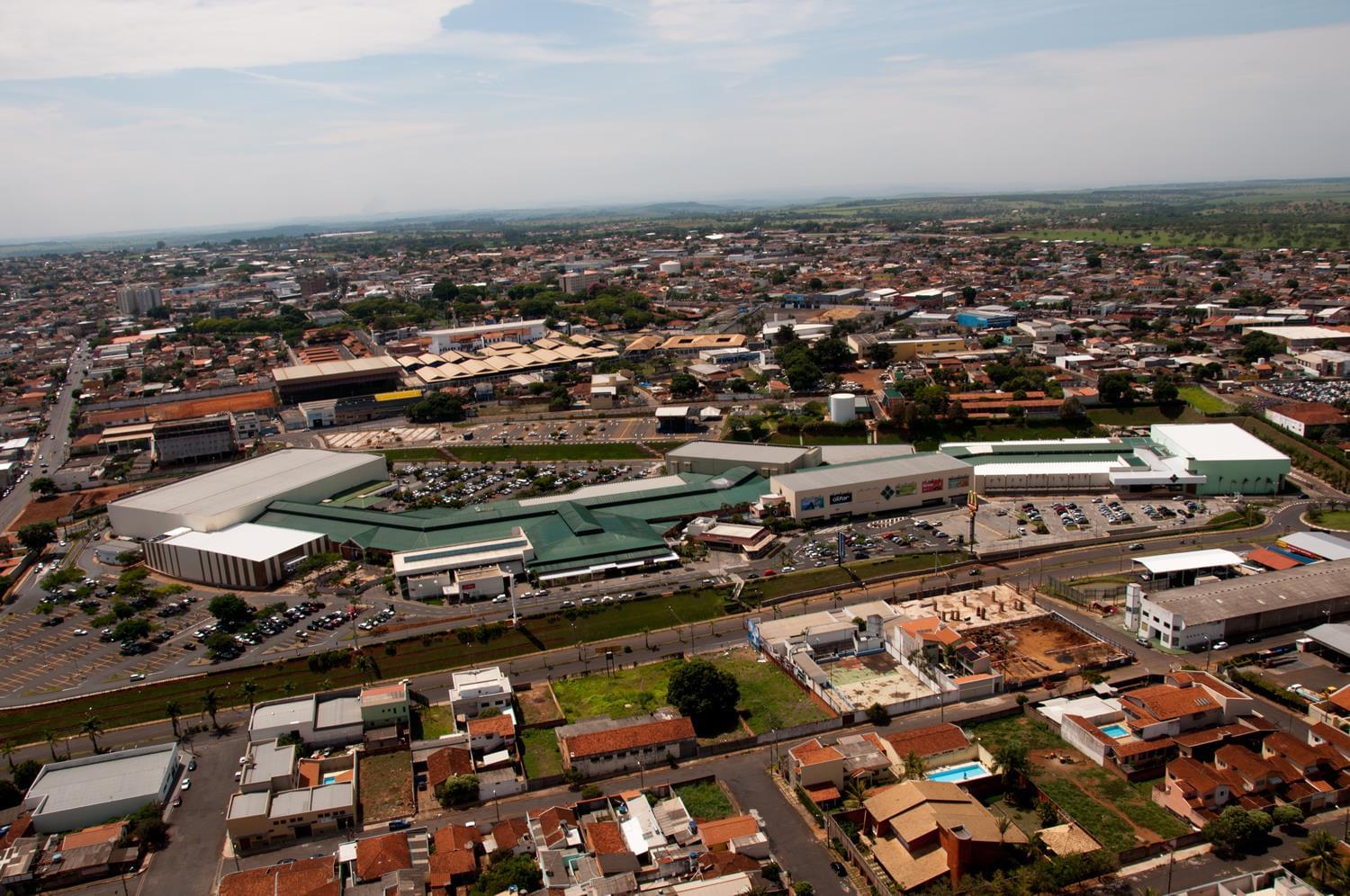 乌贝拉购物中心 | 垂直停车库与经济建筑模式的典范-1