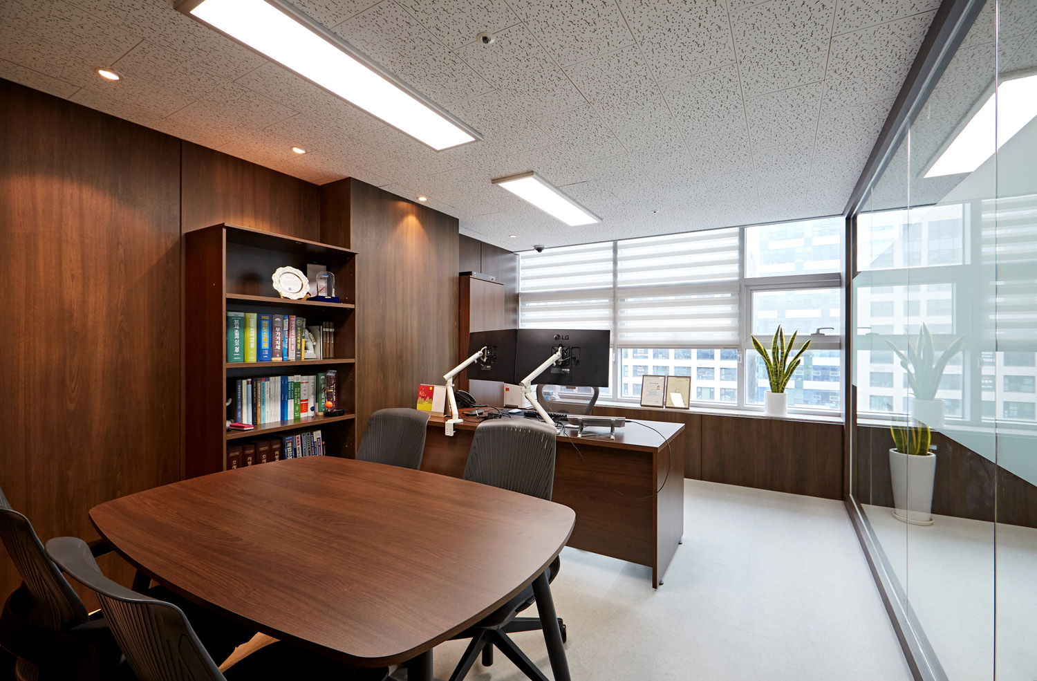 首尔高级会计师事务所的现代极简内饰设计-12