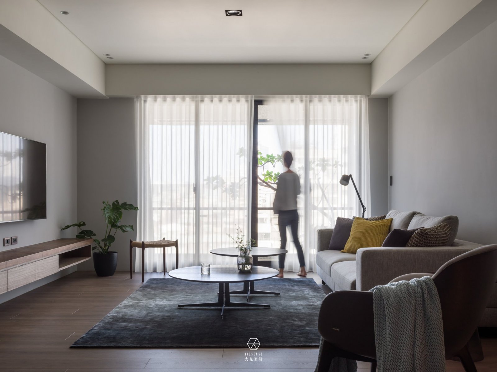 台中 C 宅简约原木空间，精致吊灯成焦点-2