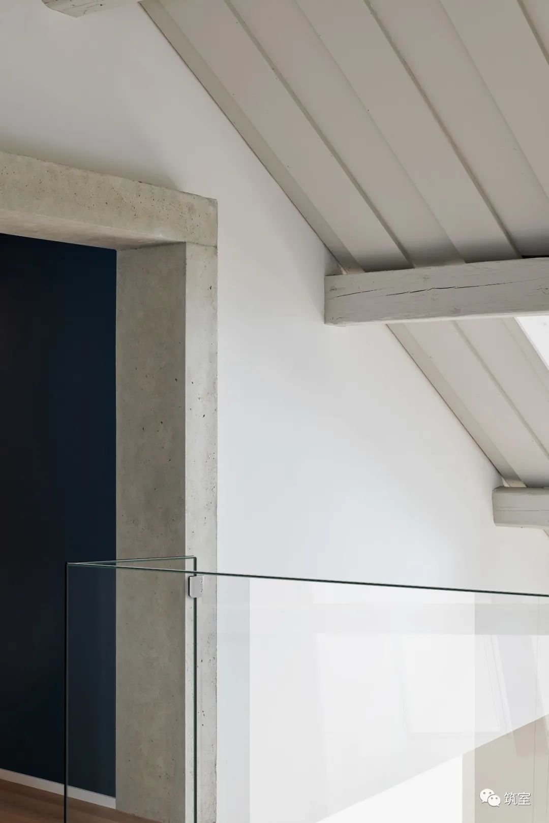 都市水泥森林中的异域极简家居丨国际名师,国际知名设计公司-11