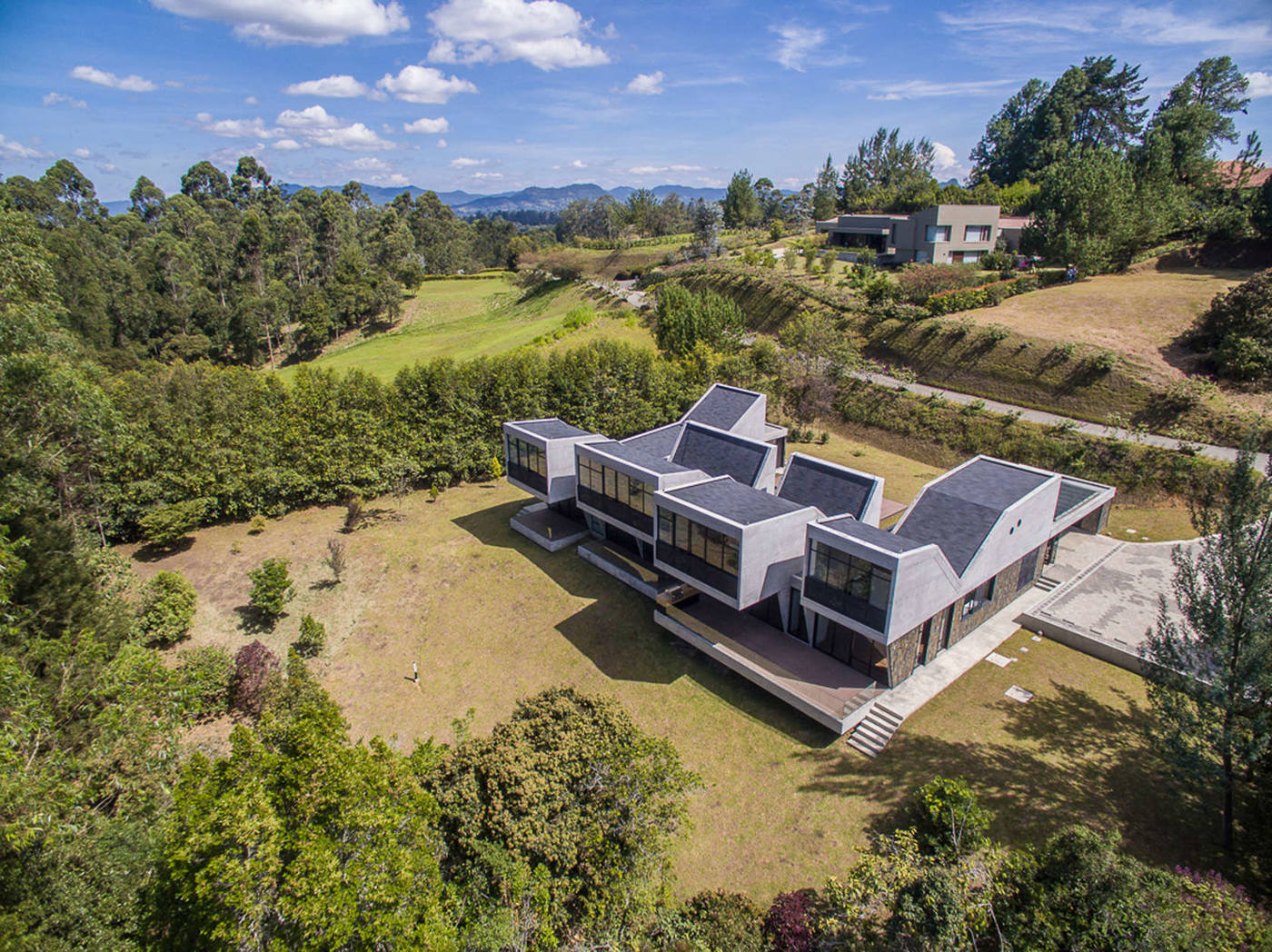 直棱直角的美好——开放可达的天井伴着散落一屋的阳光-1