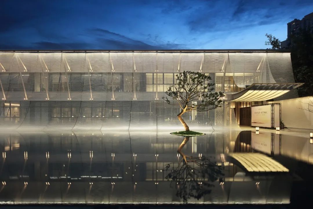 青岛协信天骄观澜售楼处 | 水光韵律的简奢空间-47