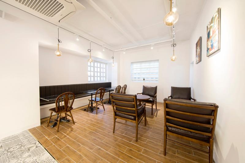 简约时尚的 60 平米咖啡厅设计-9