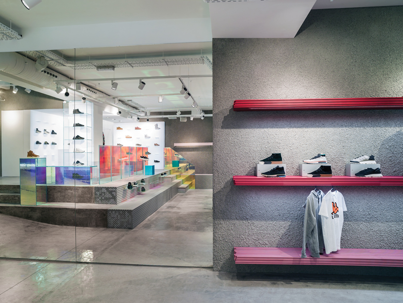 巴塞罗那“sivasdescalzo”商店,铝型材与虹彩水晶玻璃的工业风设计-14