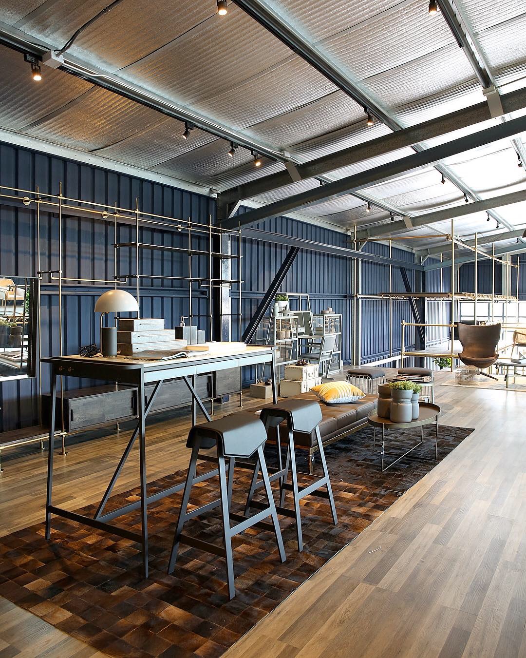 停车场角落的储存仓库变身现代家具展示厅-11