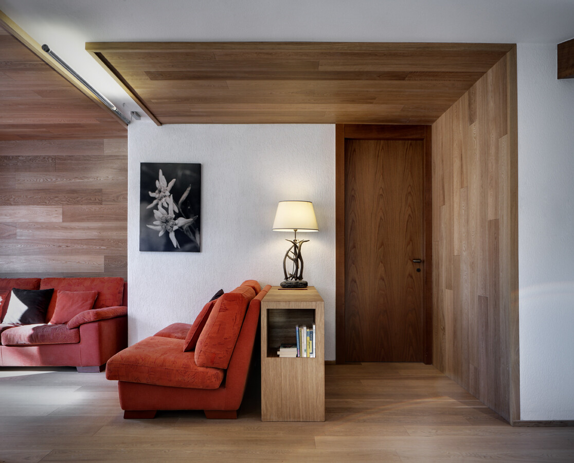 意大利"红窗"公寓，独特木构造室内空间-17
