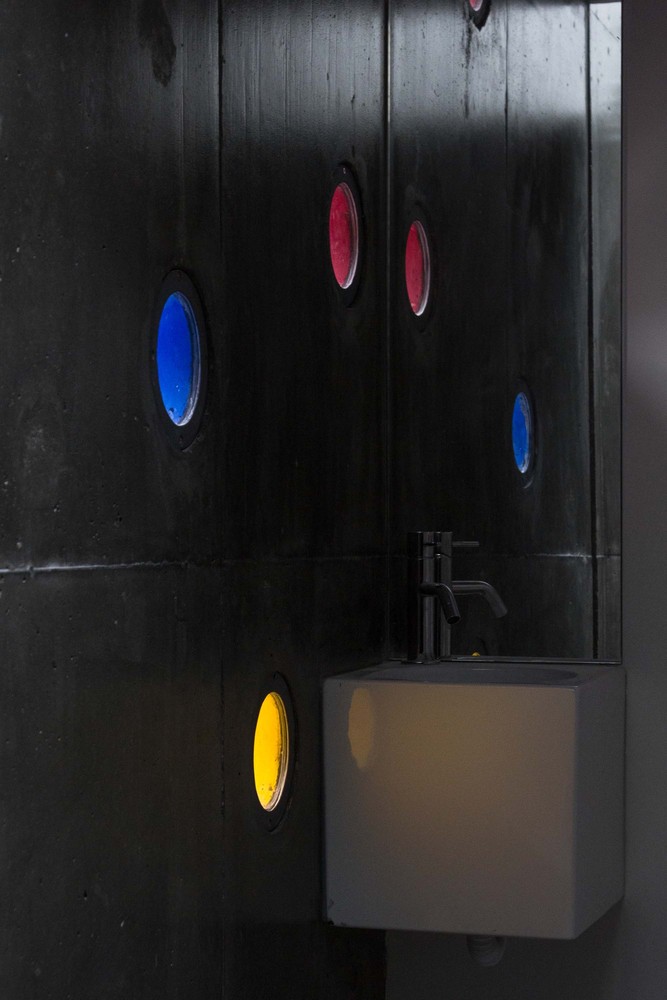 里斯本洛里什住宅 · 旧建筑新生命,彩色空间营造生活美学-45