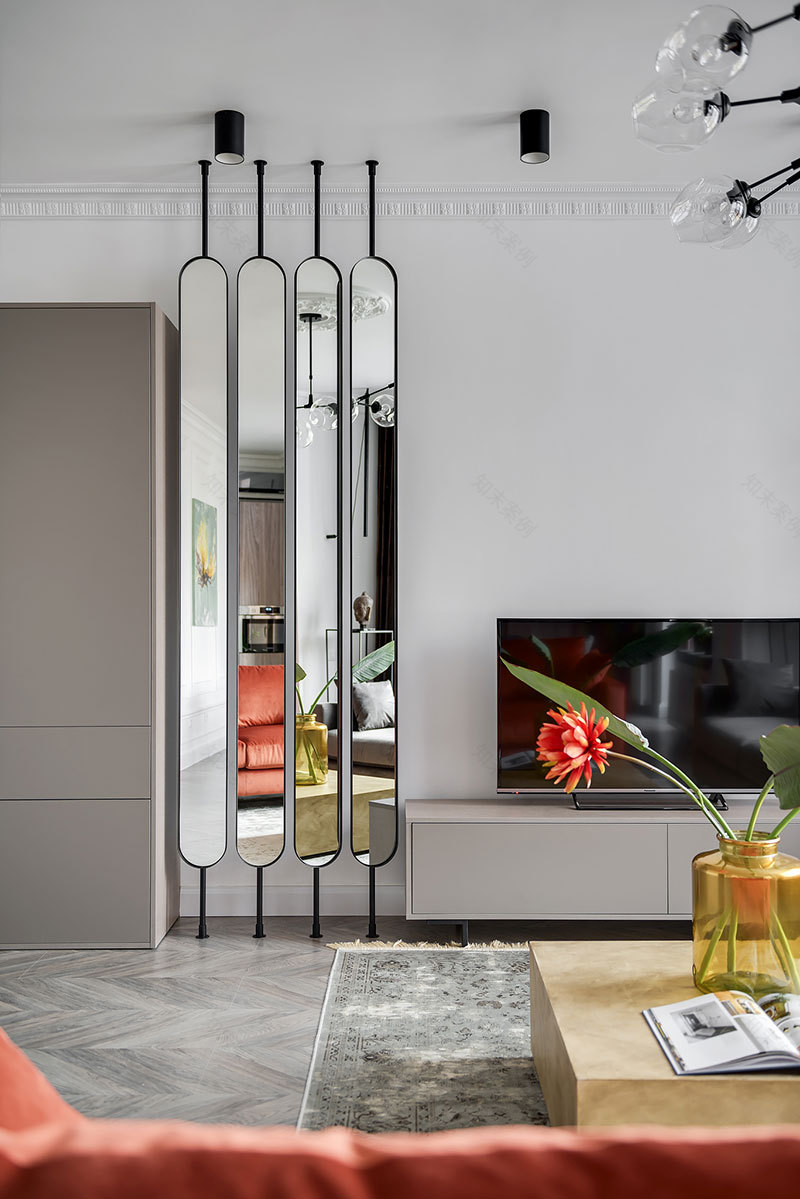 乌克兰时尚租赁住宅,隐藏式床设计独特-6