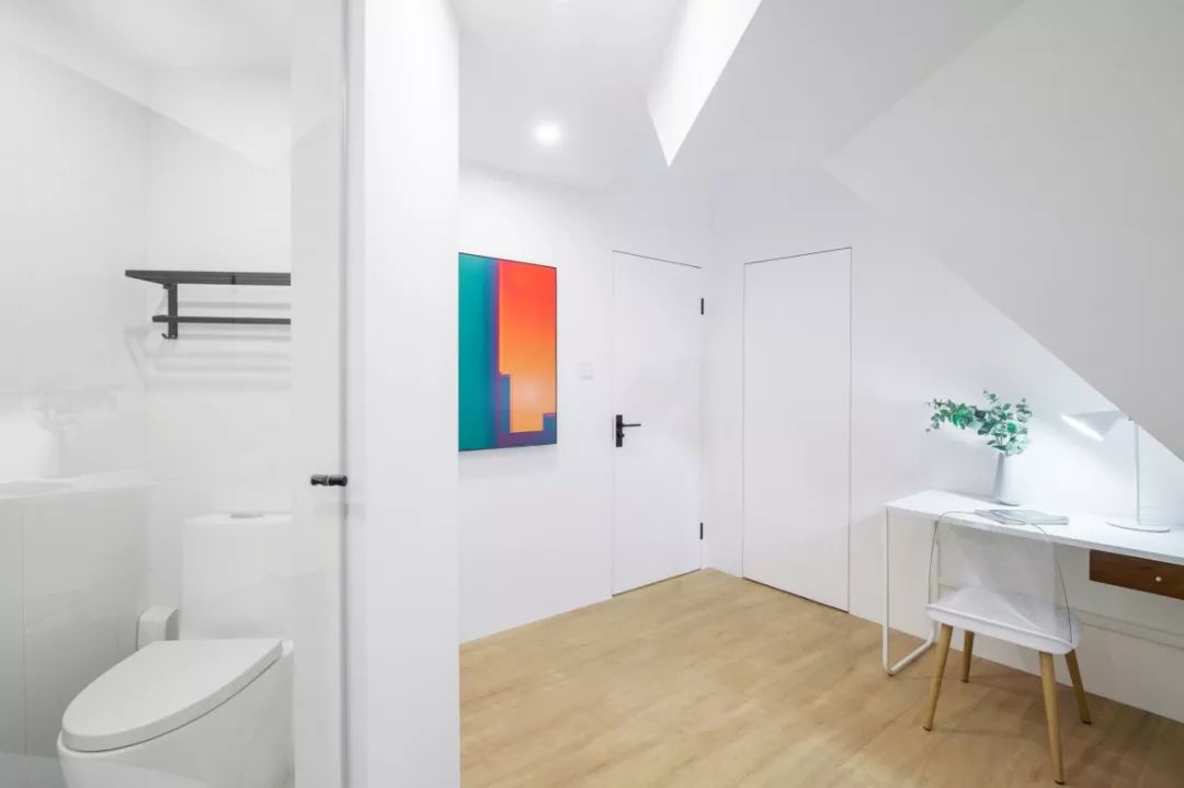 135m²怪异阁楼,创意爆改为艺术画廊式舒适三层!-54
