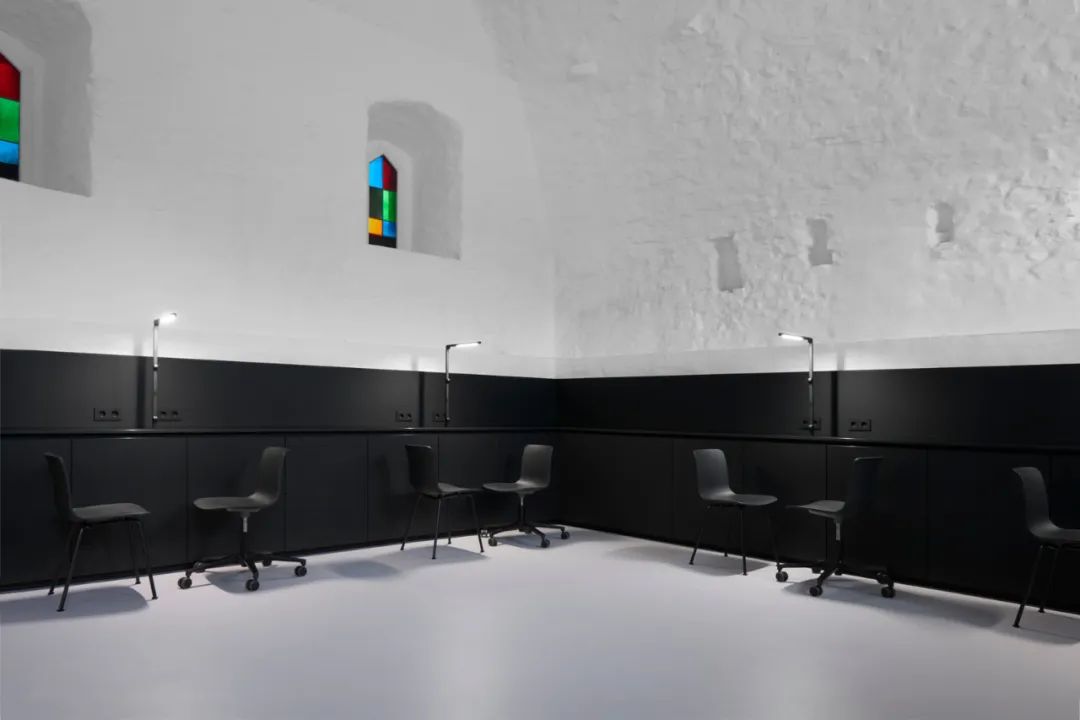 德国奥斯纳布鲁克 Vacuo 纹身工作室,历史建筑中的极简美学-2