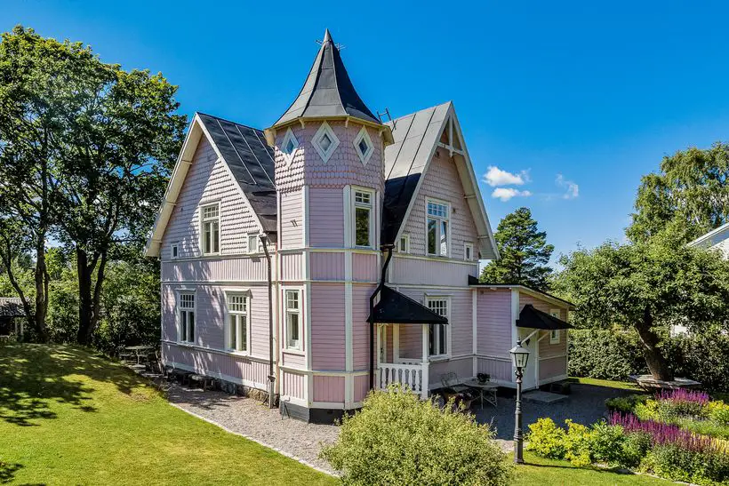 童话色彩的瑞典小屋 | 粉嫩外表引人入胜-18