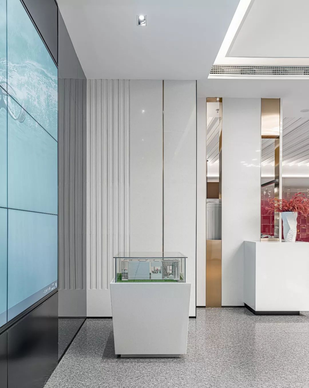 江旅都市方舟营销中心 | 红灰碰撞的年轻活力空间-16