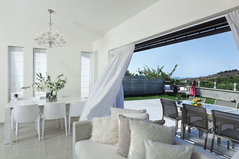 白色外观可变住宅设计丨设计师兼住户 吉莉·斯加尔-15