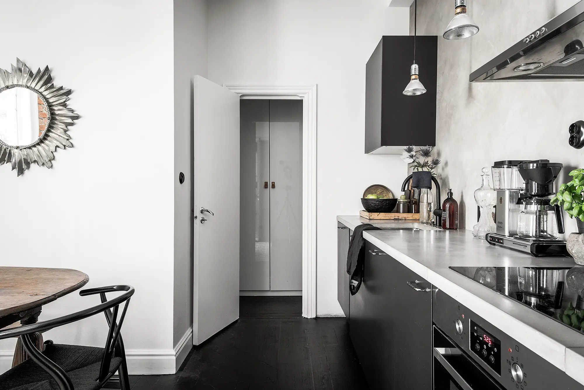 瑞典古典公寓，高挑天花演绎空间魅力-10