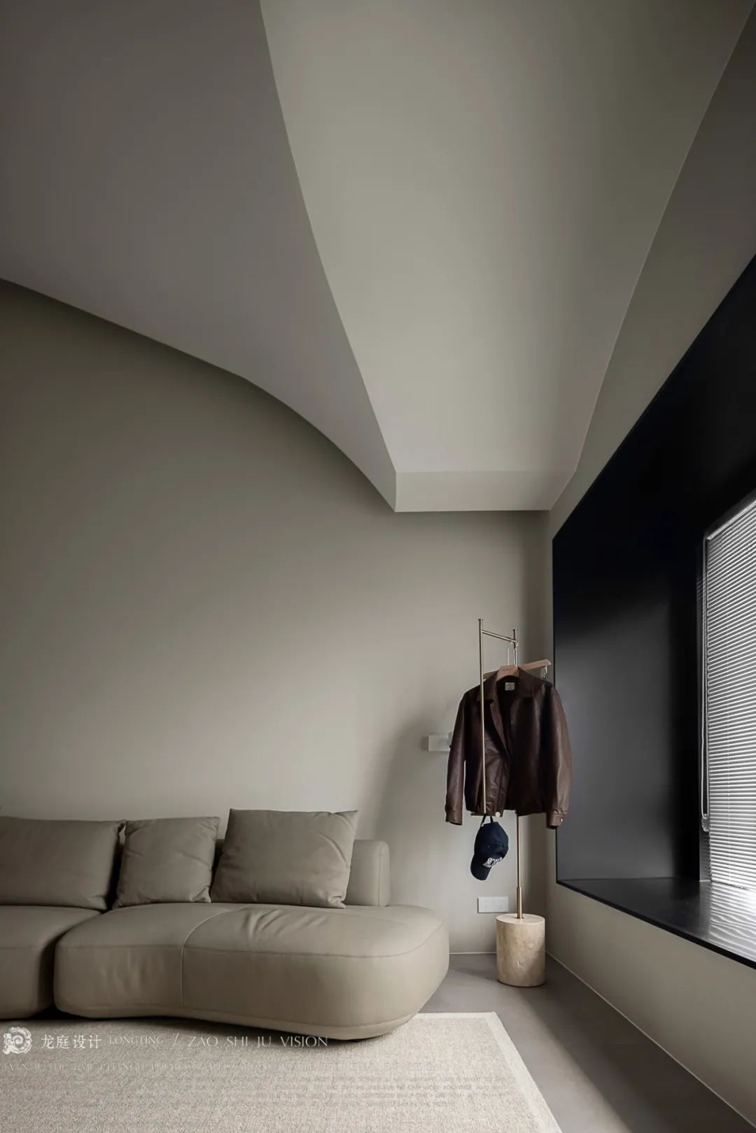 《玫瑰少年》· 暗调现代极简风的优雅质朴丨中国湖州丨湖州圣都装饰-10