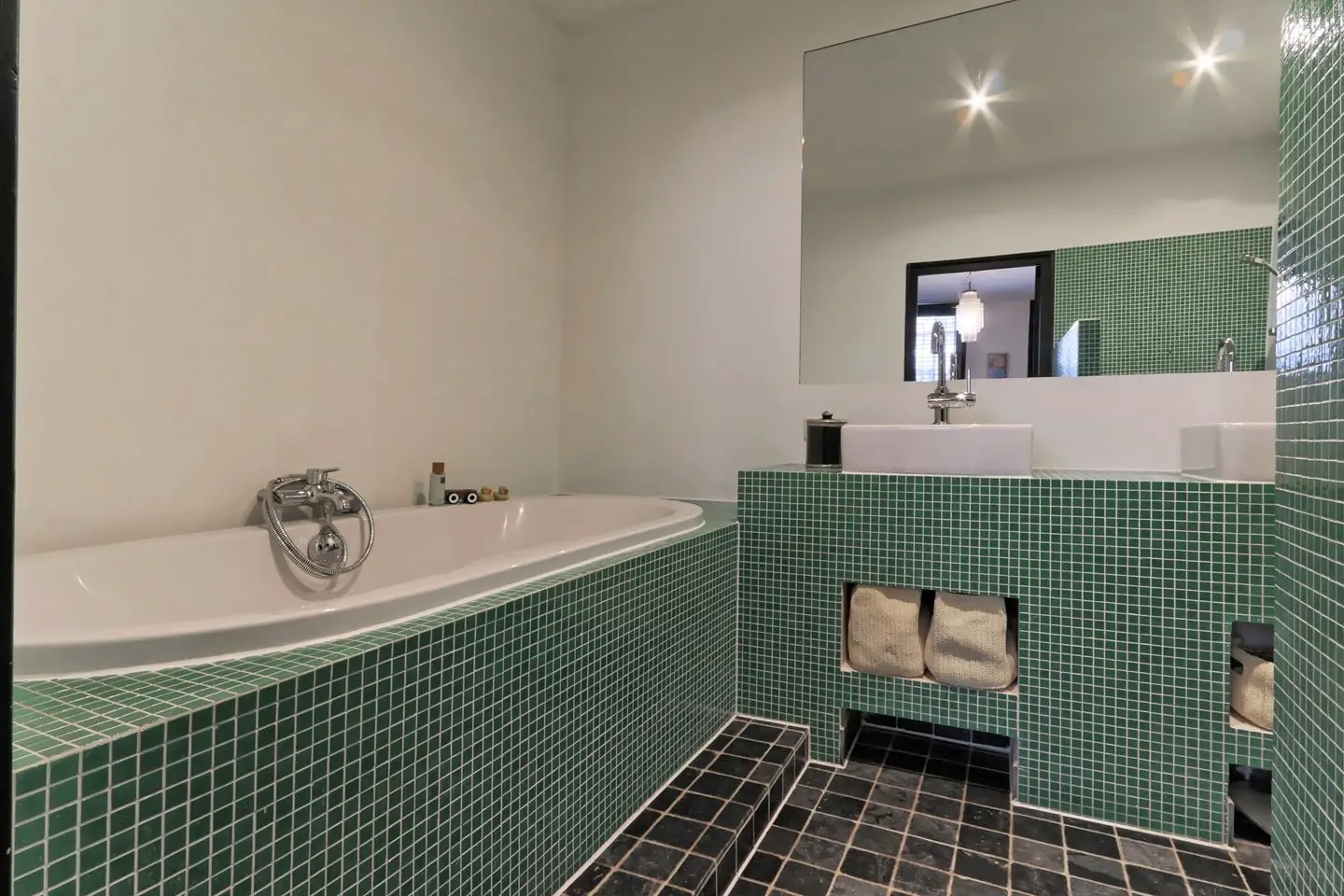 阿姆斯特丹 1897 年老建筑里的彩色魅力公寓-10