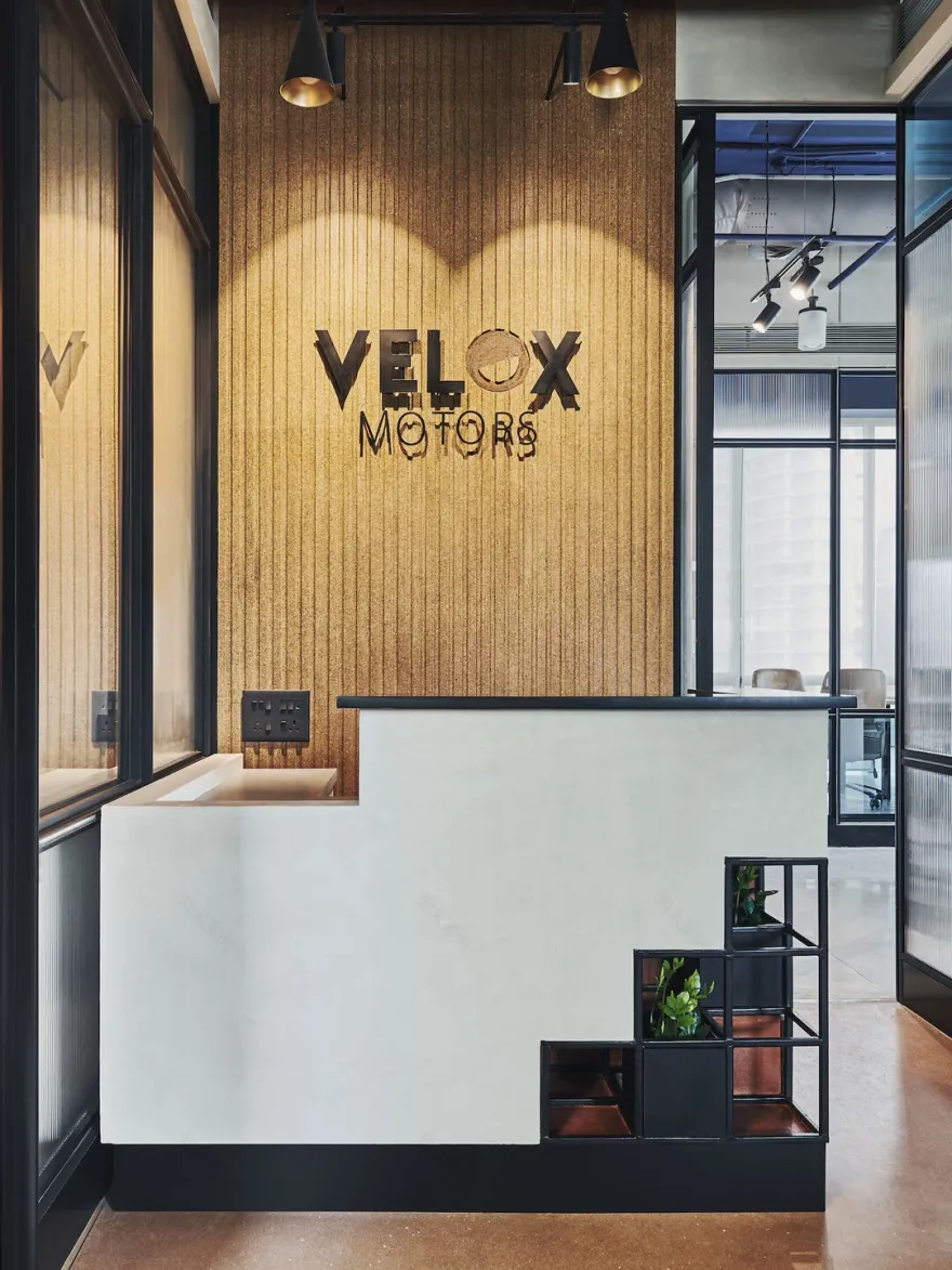 "Velox Motors Offices | 现代工业风格的灵活办公空间"-5