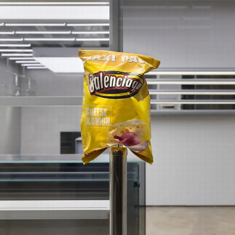 巴黎世家与安德鲁·j·格林的创新合作,通过”永恒符号”系列作品，重新诠释了巴黎世家的标志性风格 - 米尚丽零售设计网 MISUNLY- 美好品牌店铺空间发现者-5