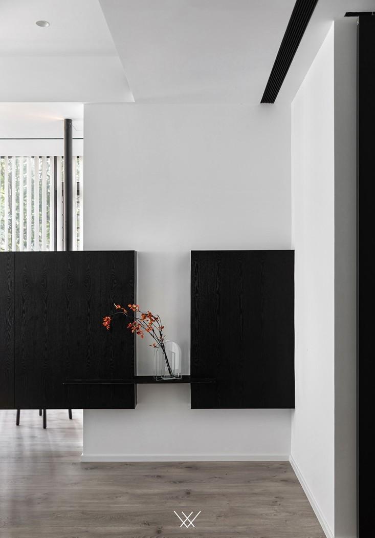 旧房翻新 | 环形落地窗主卧设计，功能与美学的完美融合-5